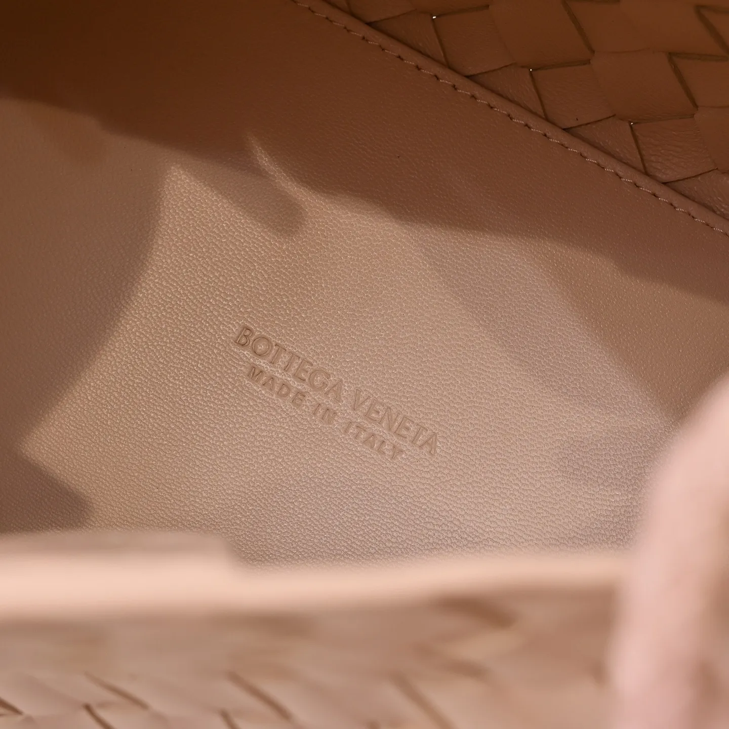 Batch 2060 BOTTEGA VENETA 2025 Autumn New Product Medium Parachuta The long-awaited new medium parachuta is here, with a unique appearance and iconic metal knots, and a whole piece of leather folds the four corners into a parachute shape! The exquisite Knot metal buckle is like putting jewelry on a bag. It is high-end and elegant. Its super capacity can hold all your things! The overall effect of this bag is very different from before. It is neither too delicate to provide a large capacity nor too bulky because of its practicality. It simply provides a perfectly suitable bag for casual and simple people👜 Style number: 5921 Size: 29.5*18.5*17.5cm